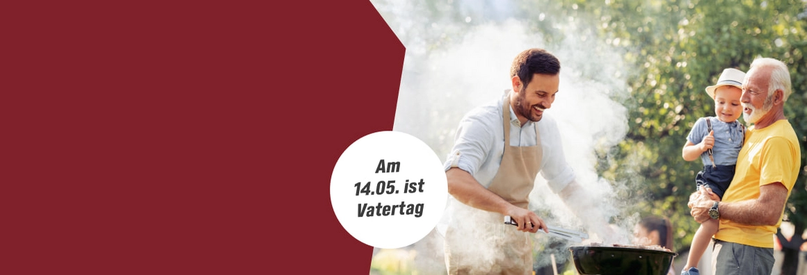Am 16.05. ist Vatertag. Ein Mensch grillt mit einer Zange, beobachtet von einem älteren Menschen und einem Kind.